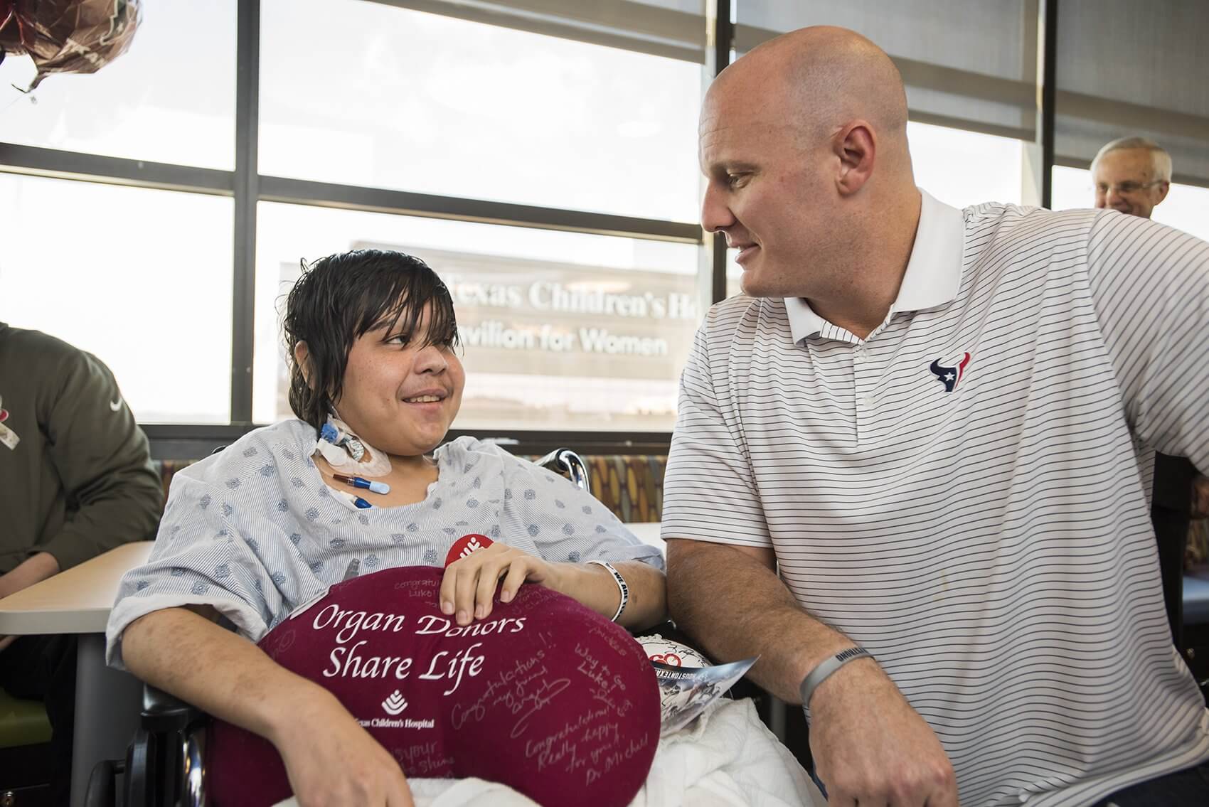 Texans center Chris Myers chats with a patient. (Credit: Allen S. Kramer/Texas Children’s Hospital)