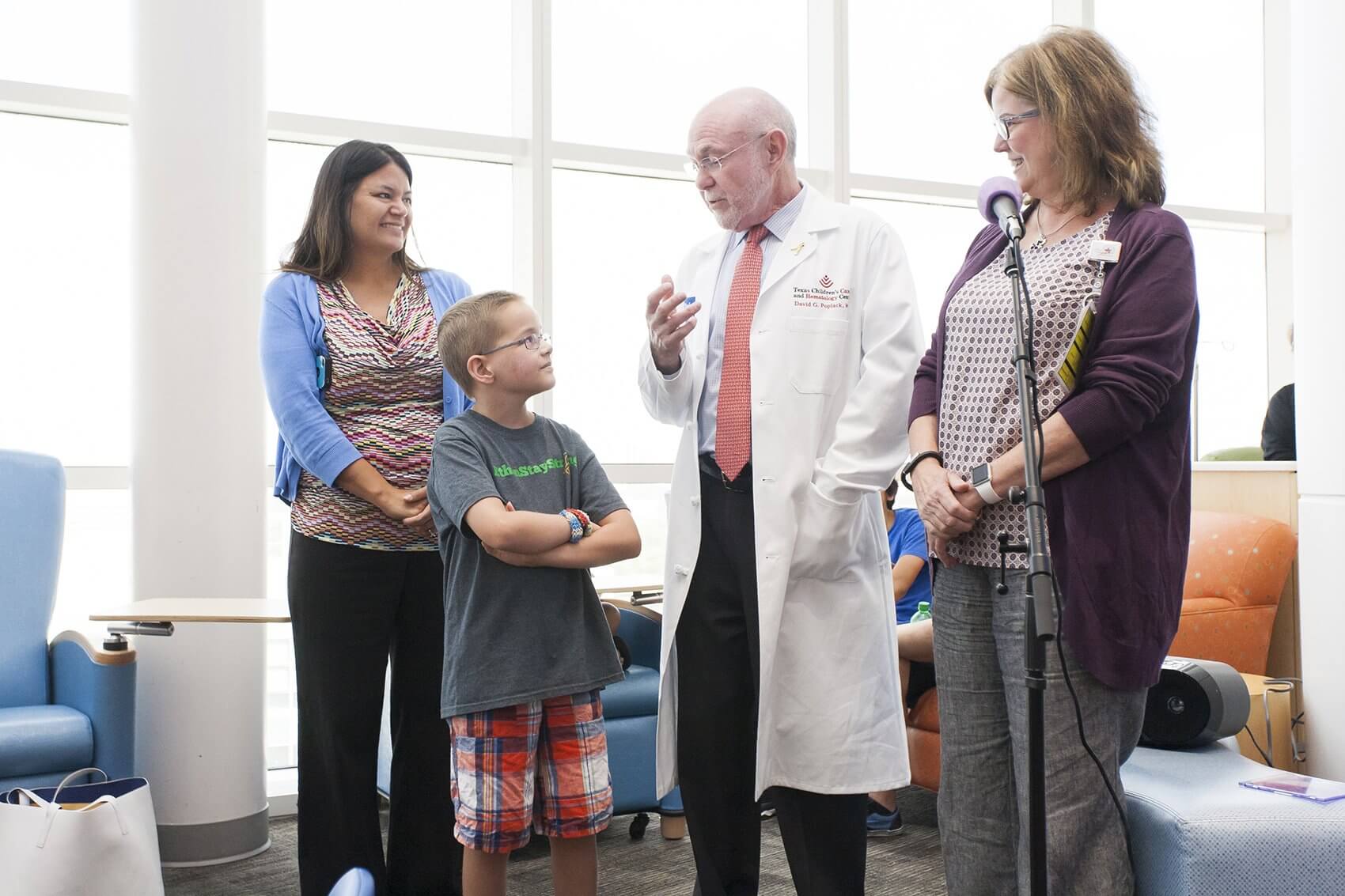 Ethan Williamson and his mom, Tiffany, are introduced by Dr. David Poplack, director of Texas Children’s Cancer and Hematology Centers, and Judy Holloway, assistant director of nursing at Texas Children’s Cancer Center. (Credit: John R. Lewis Photography)